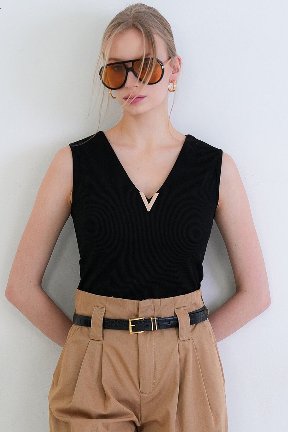 Derin V Yaka Metal Aksesuarlı Kolsuz Ottoban Bluz