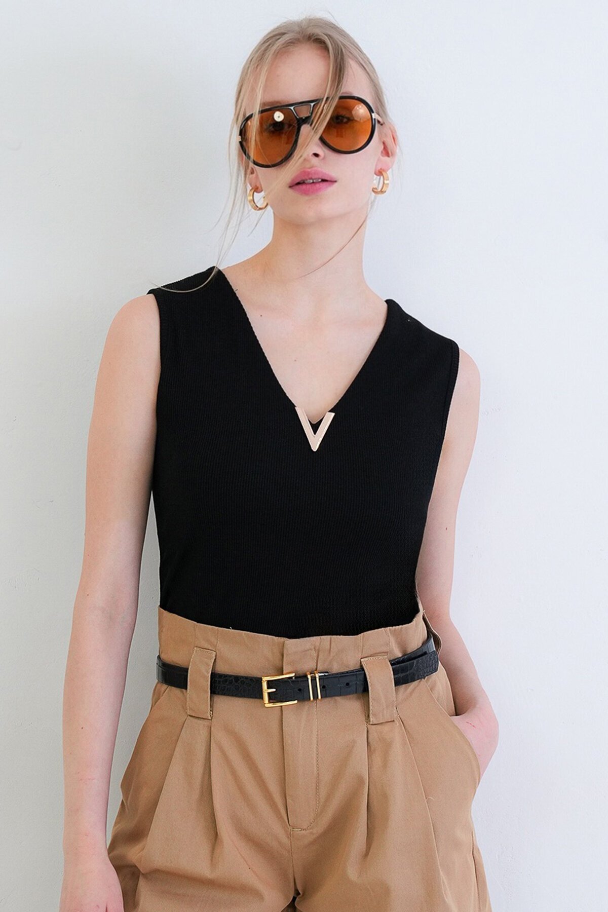 Derin V Yaka Metal Aksesuarlı Kolsuz Ottoban Bluz