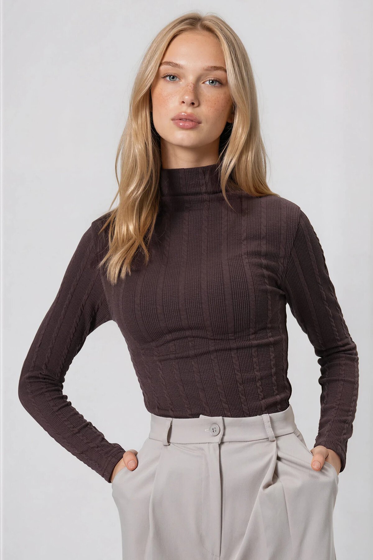 Dik Yaka Ajurlu Likralı Triko Kumaş Bluz