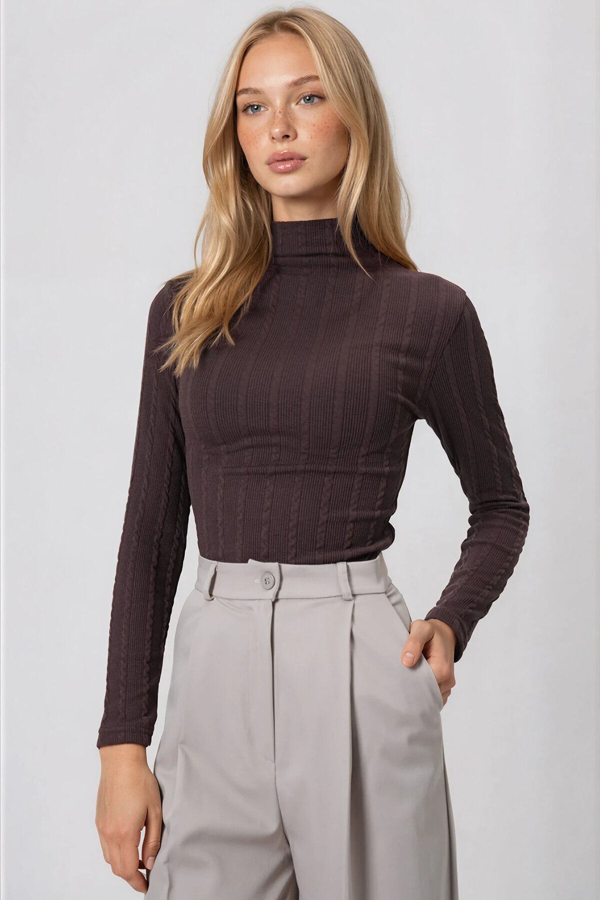 Dik Yaka Ajurlu Likralı Triko Kumaş Bluz