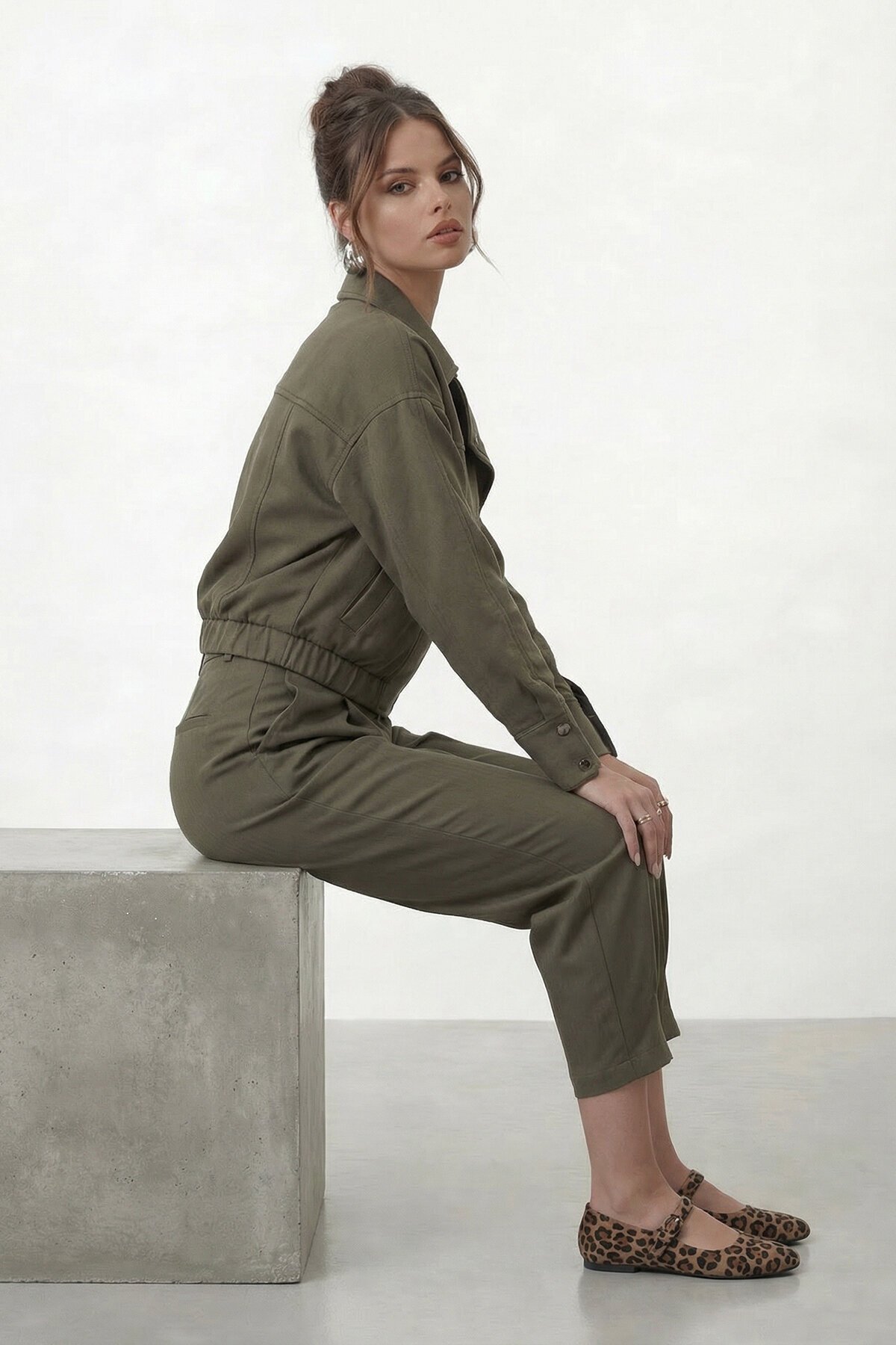 Düğmeli Crop Ceket Ve Pile Detaylı Pantolon Takım