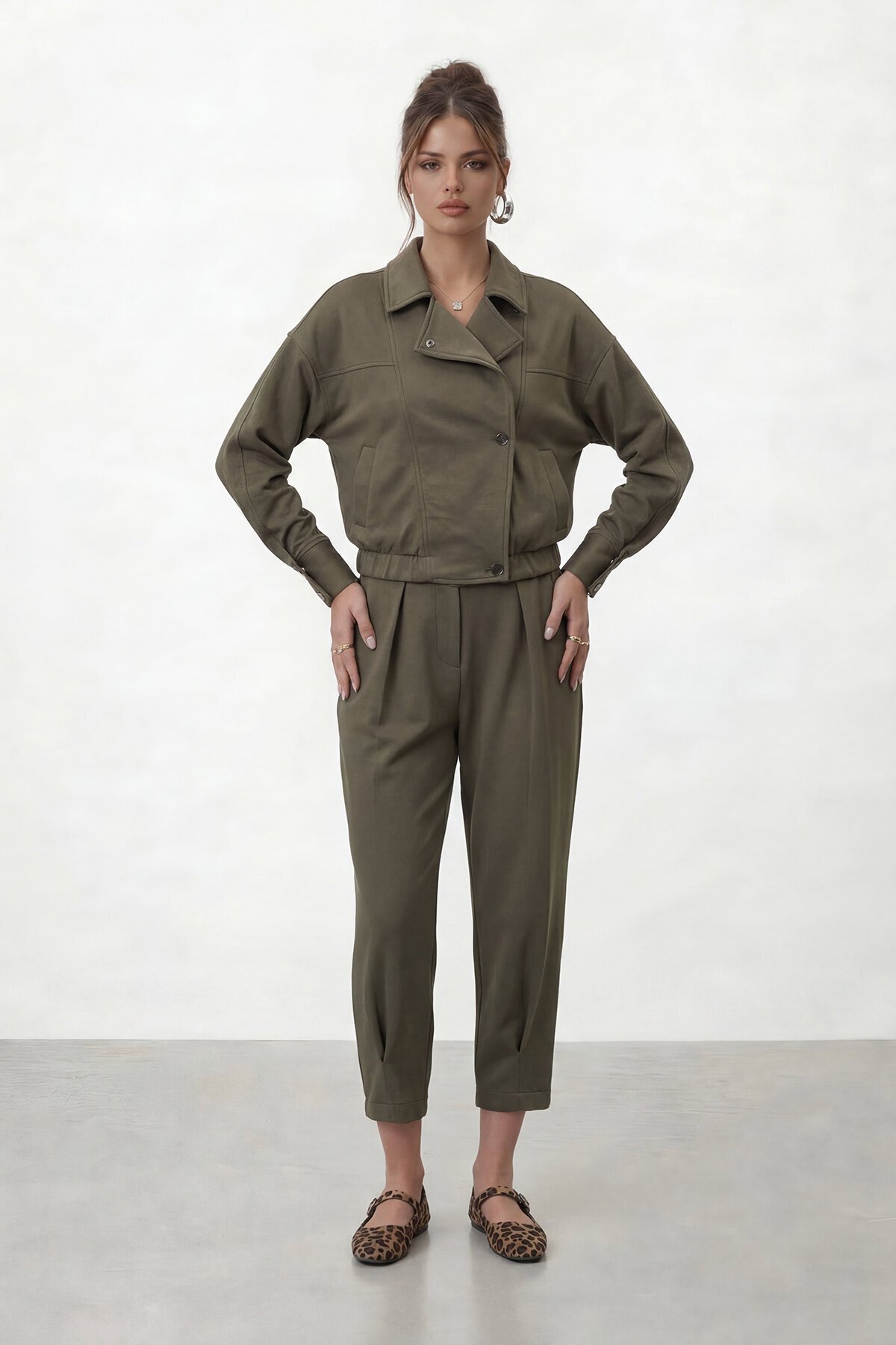 Düğmeli Crop Ceket Ve Pile Detaylı Pantolon Takım