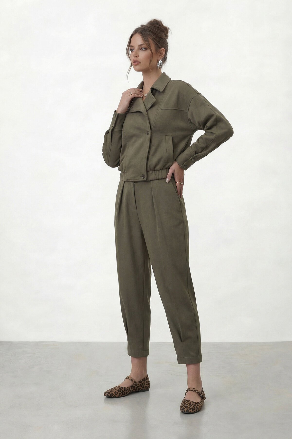 Düğmeli Crop Ceket Ve Pile Detaylı Pantolon Takım