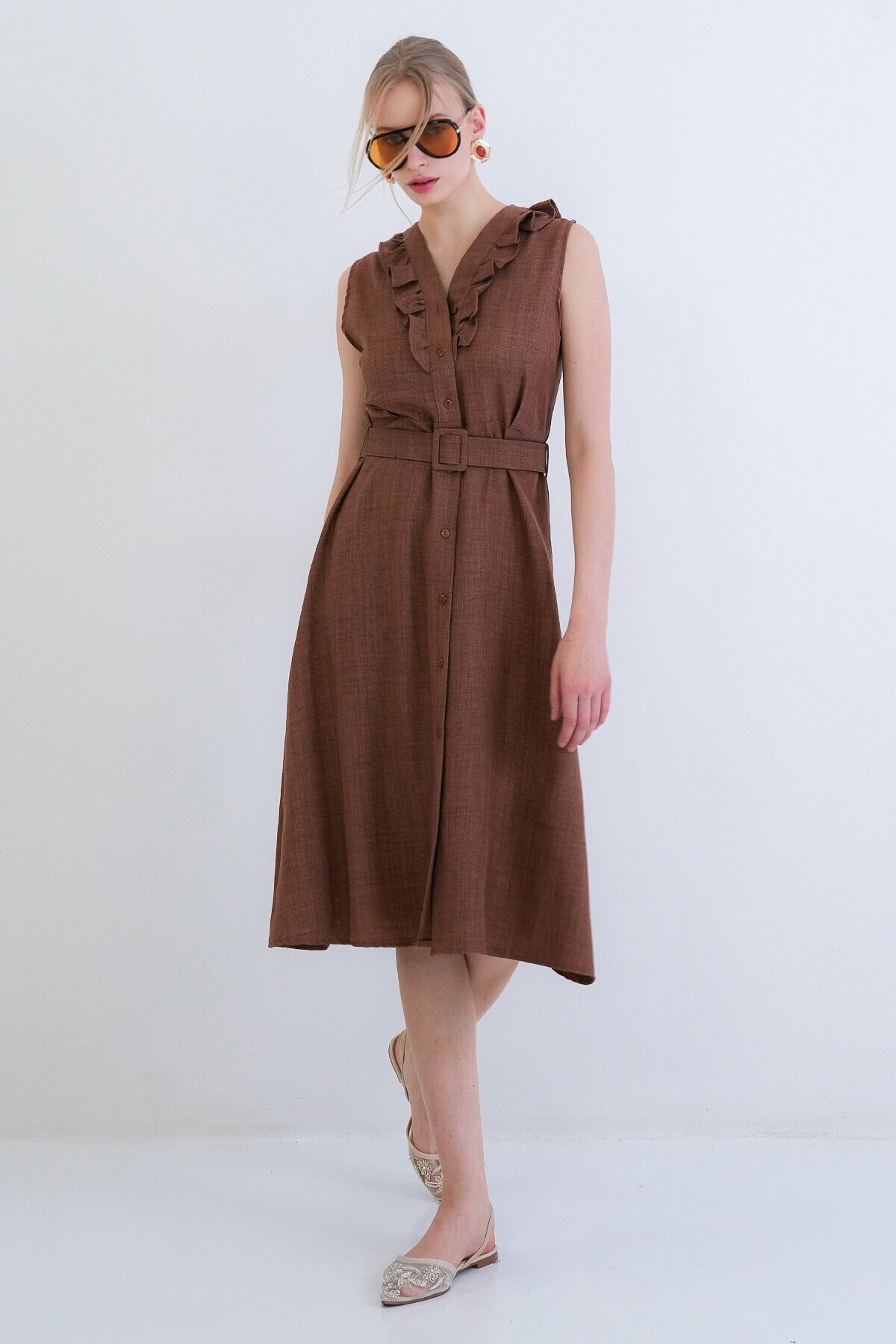 Düğmeli Önü Fırfır Detaylı Kendindn Kemerli Sofia Keten Dokuma Elbise