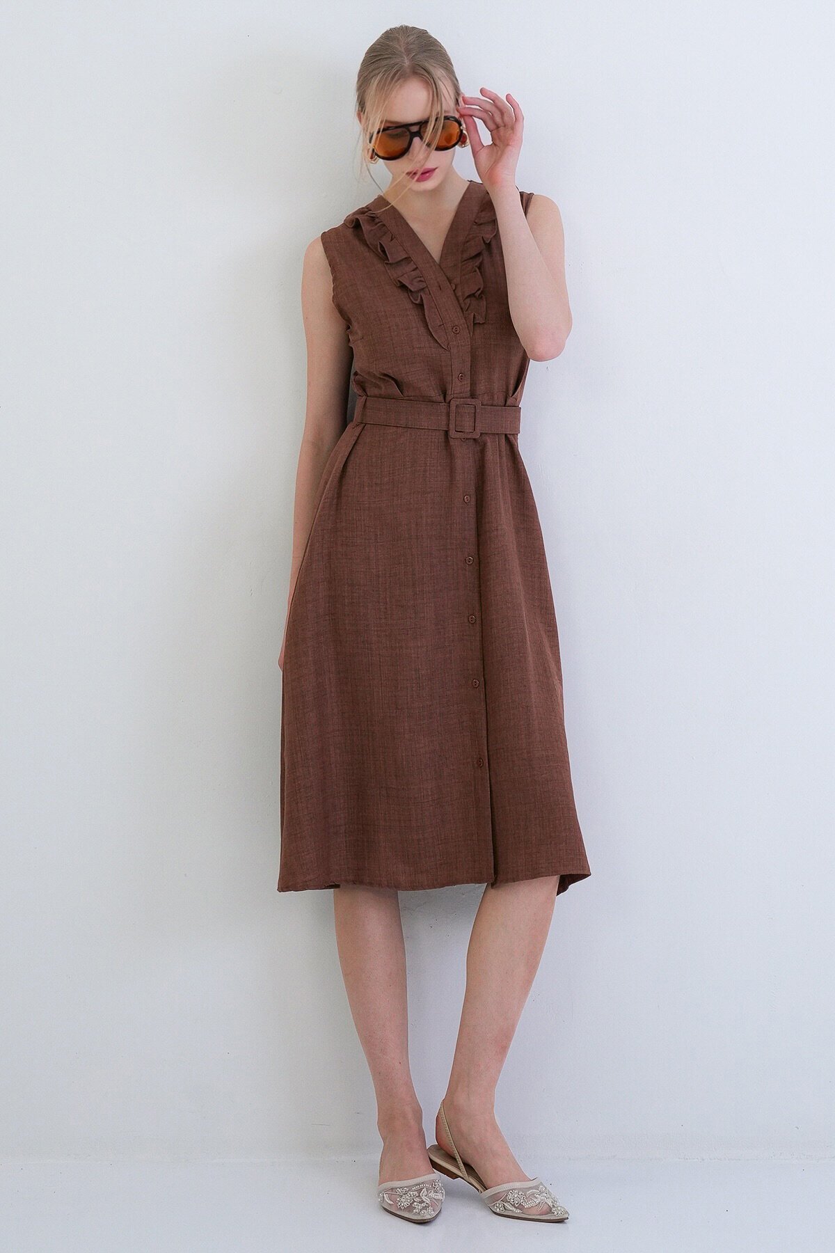 Düğmeli Önü Fırfır Detaylı Kendindn Kemerli Sofia Keten Dokuma Elbise