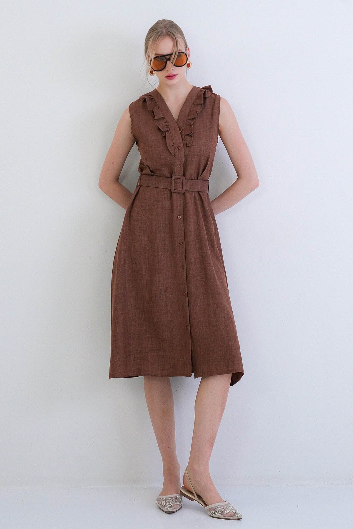 Düğmeli Önü Fırfır Detaylı Kendindn Kemerli Sofia Keten Dokuma Elbise