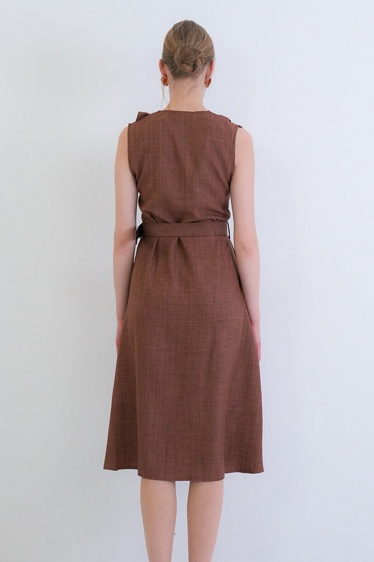 Düğmeli Önü Fırfır Detaylı Kendindn Kemerli Sofia Keten Dokuma Elbise