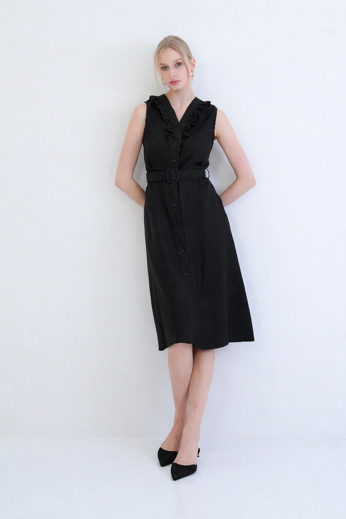 Düğmeli Önü Fırfır Detaylı Kendindn Kemerli Sofia Keten Dokuma Elbise