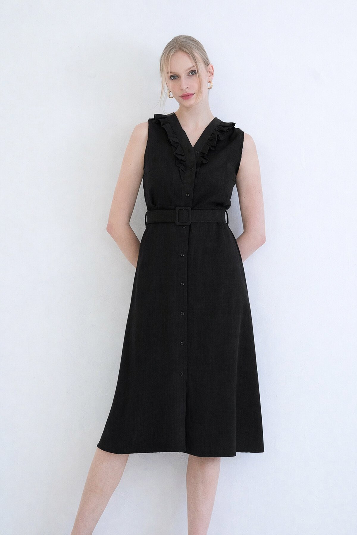 Düğmeli Önü Fırfır Detaylı Kendindn Kemerli Sofia Keten Dokuma Elbise