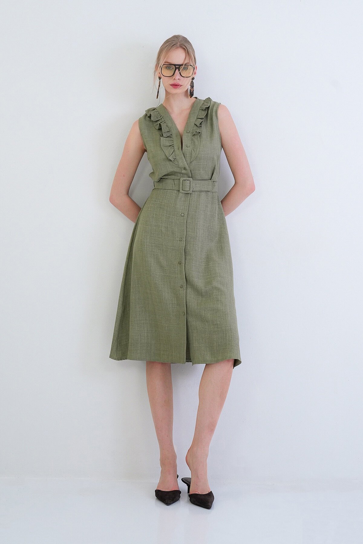 Düğmeli Önü Fırfır Detaylı Kendindn Kemerli Sofia Keten Dokuma Elbise