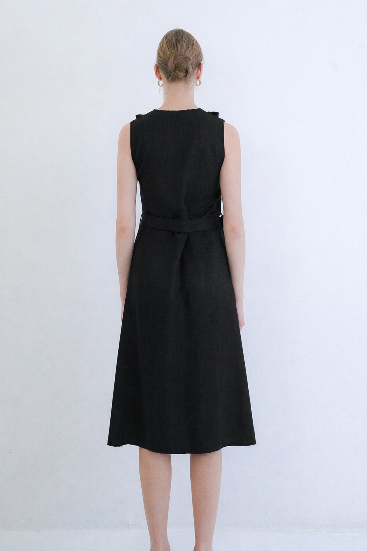 Düğmeli Önü Fırfır Detaylı Kendindn Kemerli Sofia Keten Dokuma Elbise