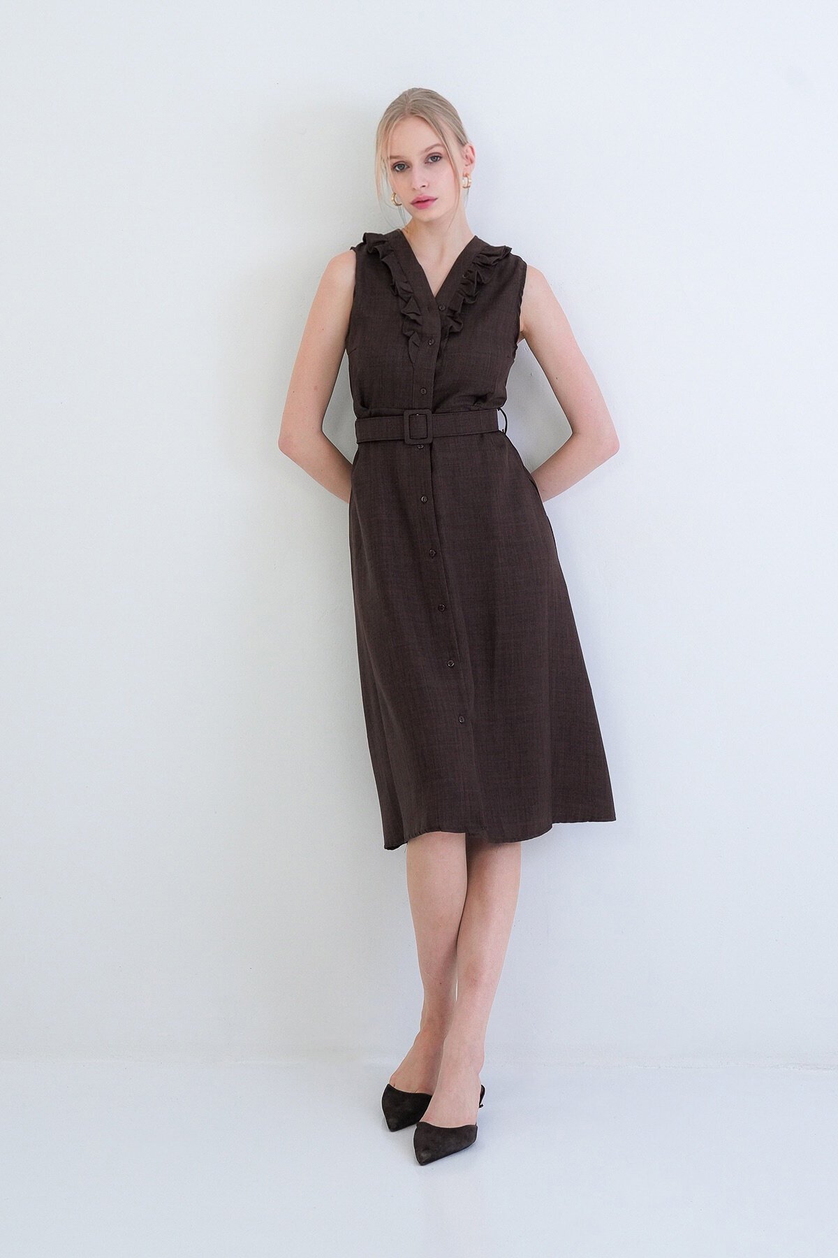 Düğmeli Önü Fırfır Detaylı Kendindn Kemerli Sofia Keten Dokuma Elbise