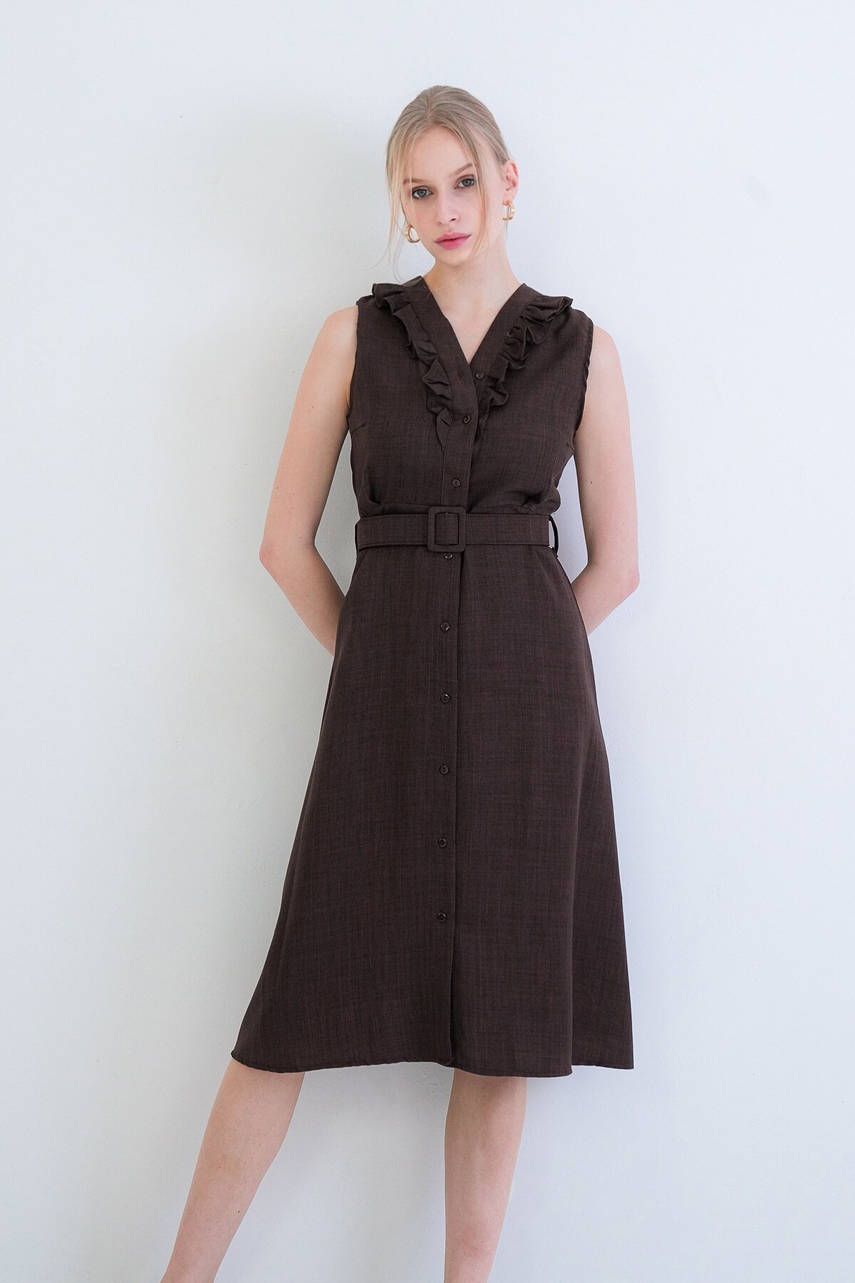 Düğmeli Önü Fırfır Detaylı Kendindn Kemerli Sofia Keten Dokuma Elbise