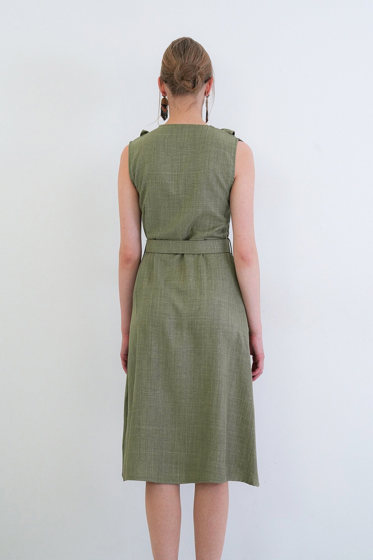 Düğmeli Önü Fırfır Detaylı Kendindn Kemerli Sofia Keten Dokuma Elbise