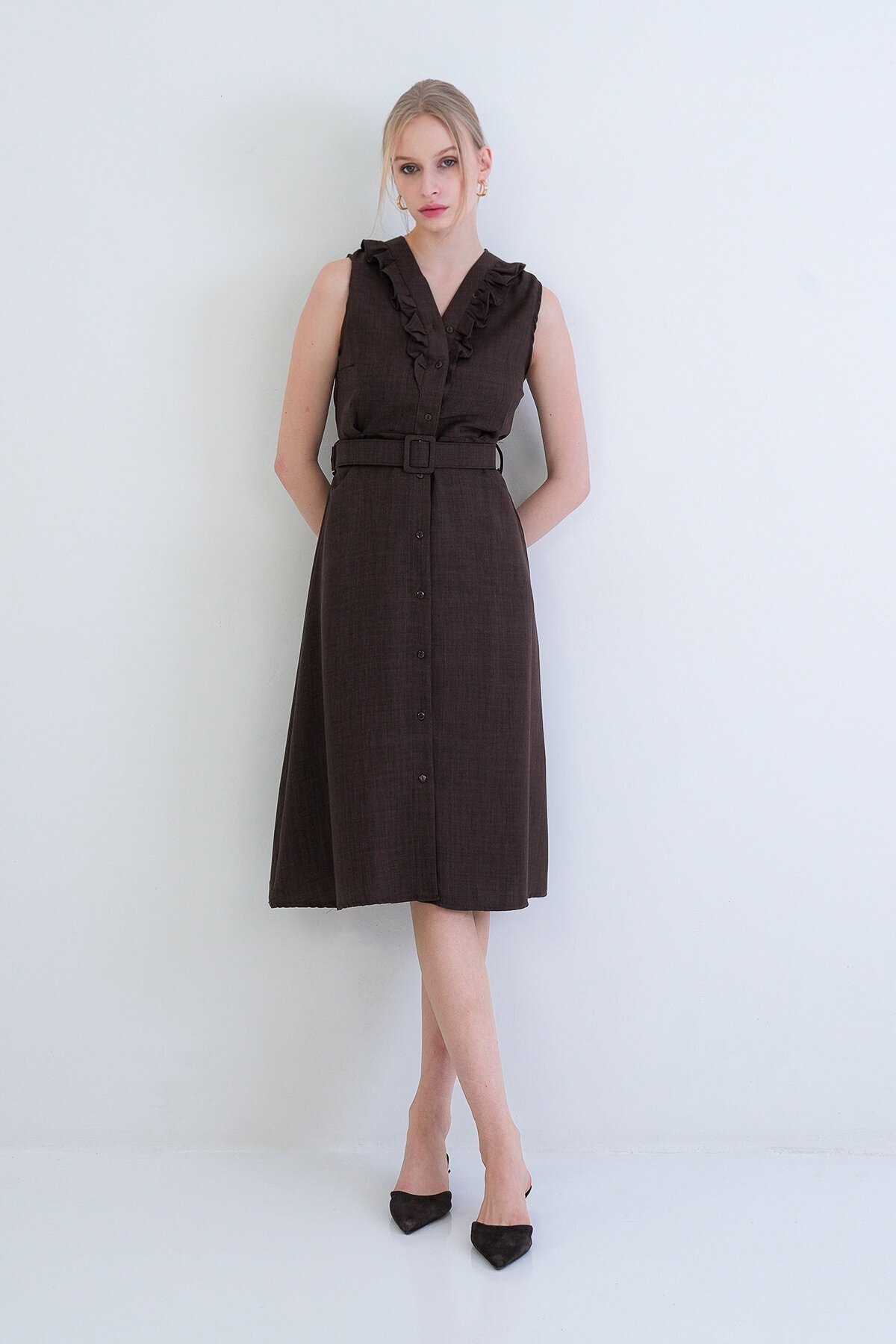 Düğmeli Önü Fırfır Detaylı Kendindn Kemerli Sofia Keten Dokuma Elbise