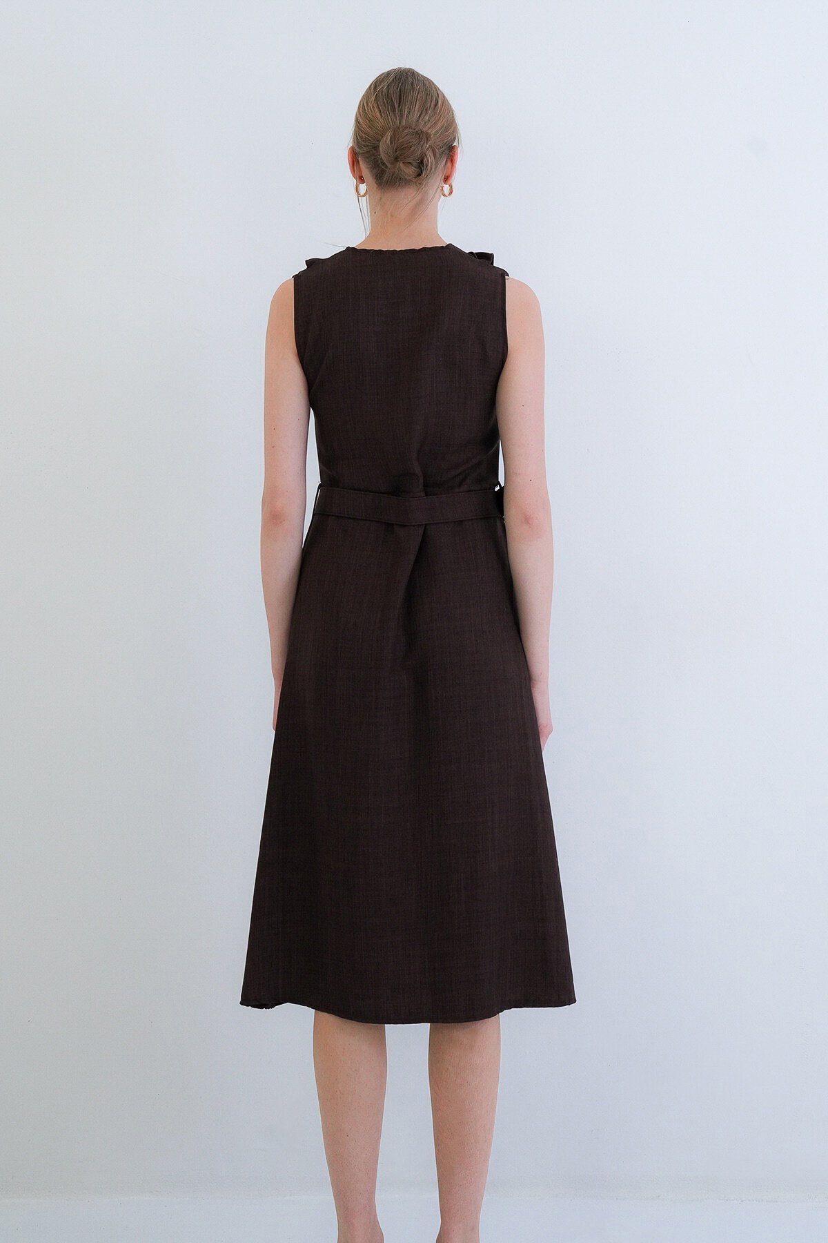 Düğmeli Önü Fırfır Detaylı Kendindn Kemerli Sofia Keten Dokuma Elbise