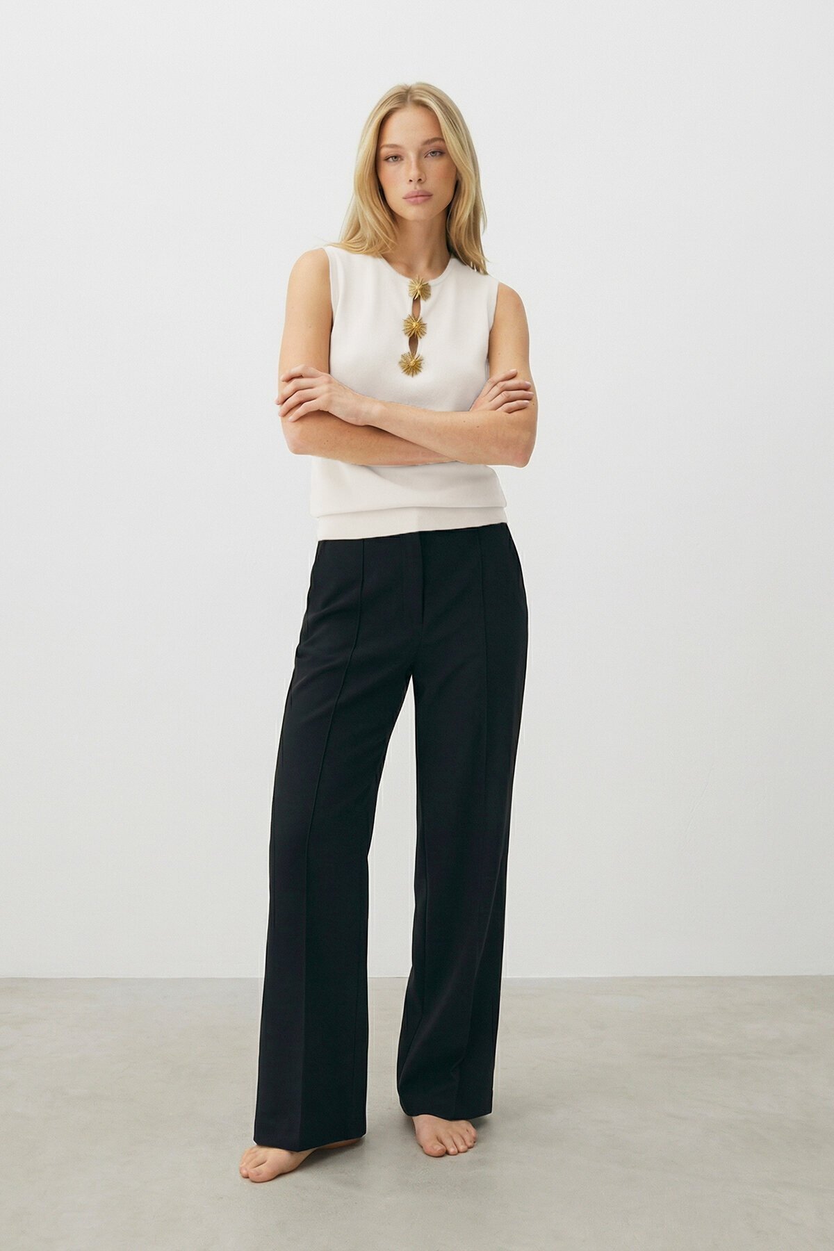 Ekru Bisiklet Yaka Gold Düğme Detaylı Triko Kolsuz Bluz