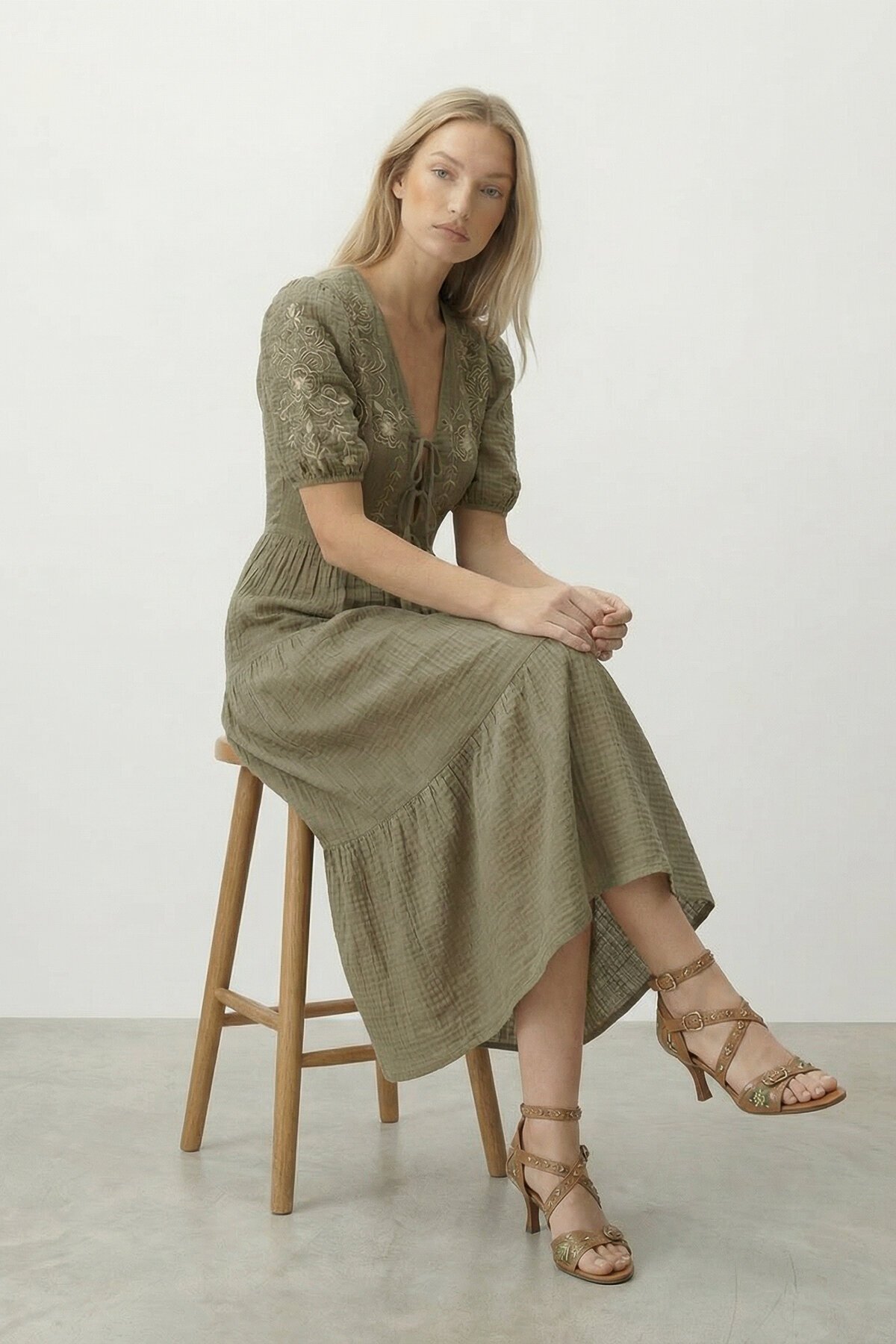 Haki Nakışlı Bağlama Detaylı Midi Boy Müslin Elbise