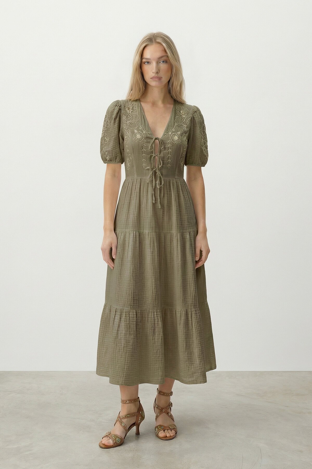Haki Nakışlı Bağlama Detaylı Midi Boy Müslin Elbise
