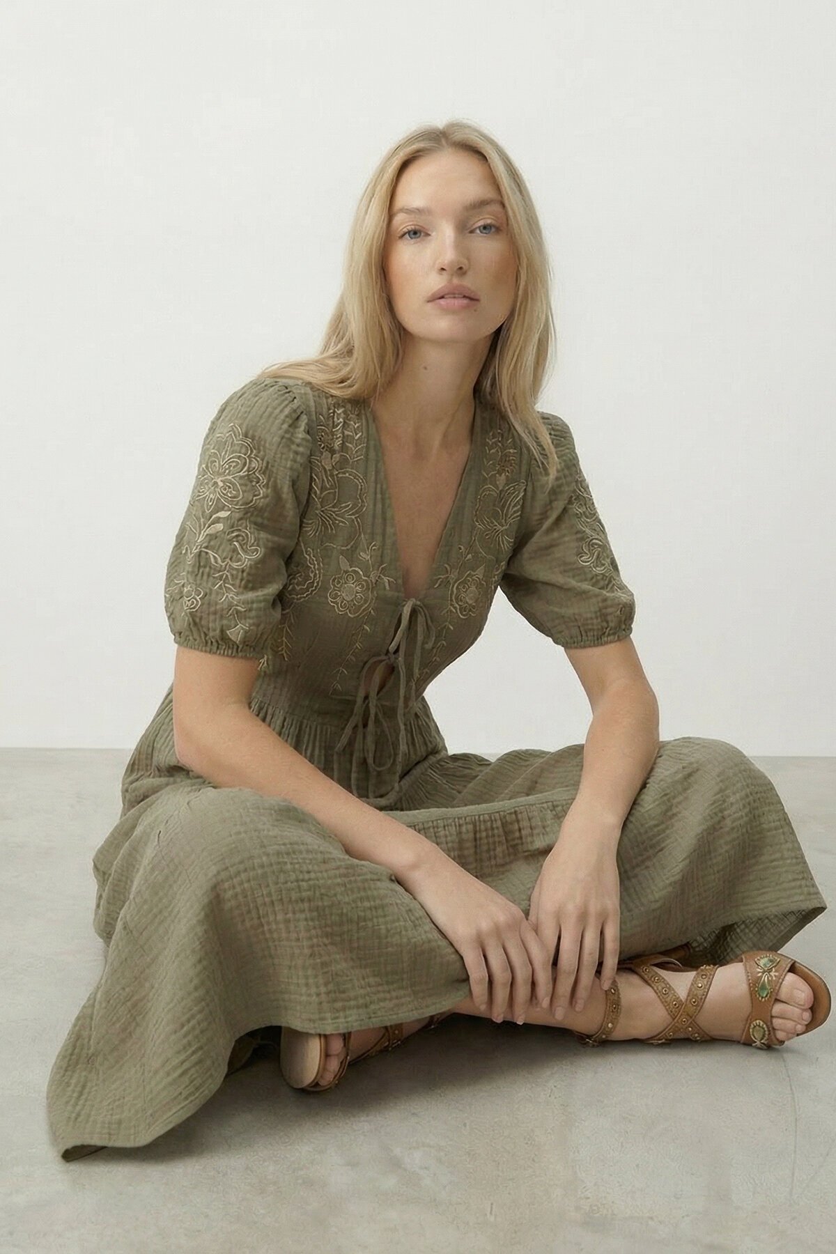 Haki Nakışlı Bağlama Detaylı Midi Boy Müslin Elbise