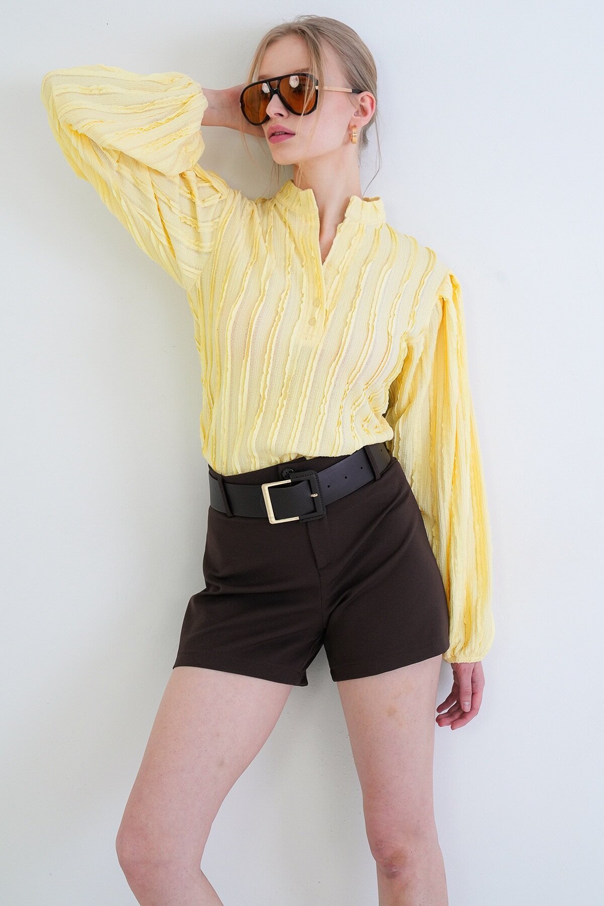 Hakim Yaka Önü Düğmeli Balon Kol Fırfır Kumaş Gömlek Bluz