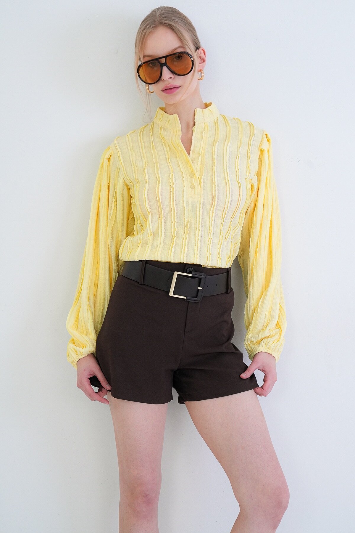 Hakim Yaka Önü Düğmeli Balon Kol Fırfır Kumaş Gömlek Bluz