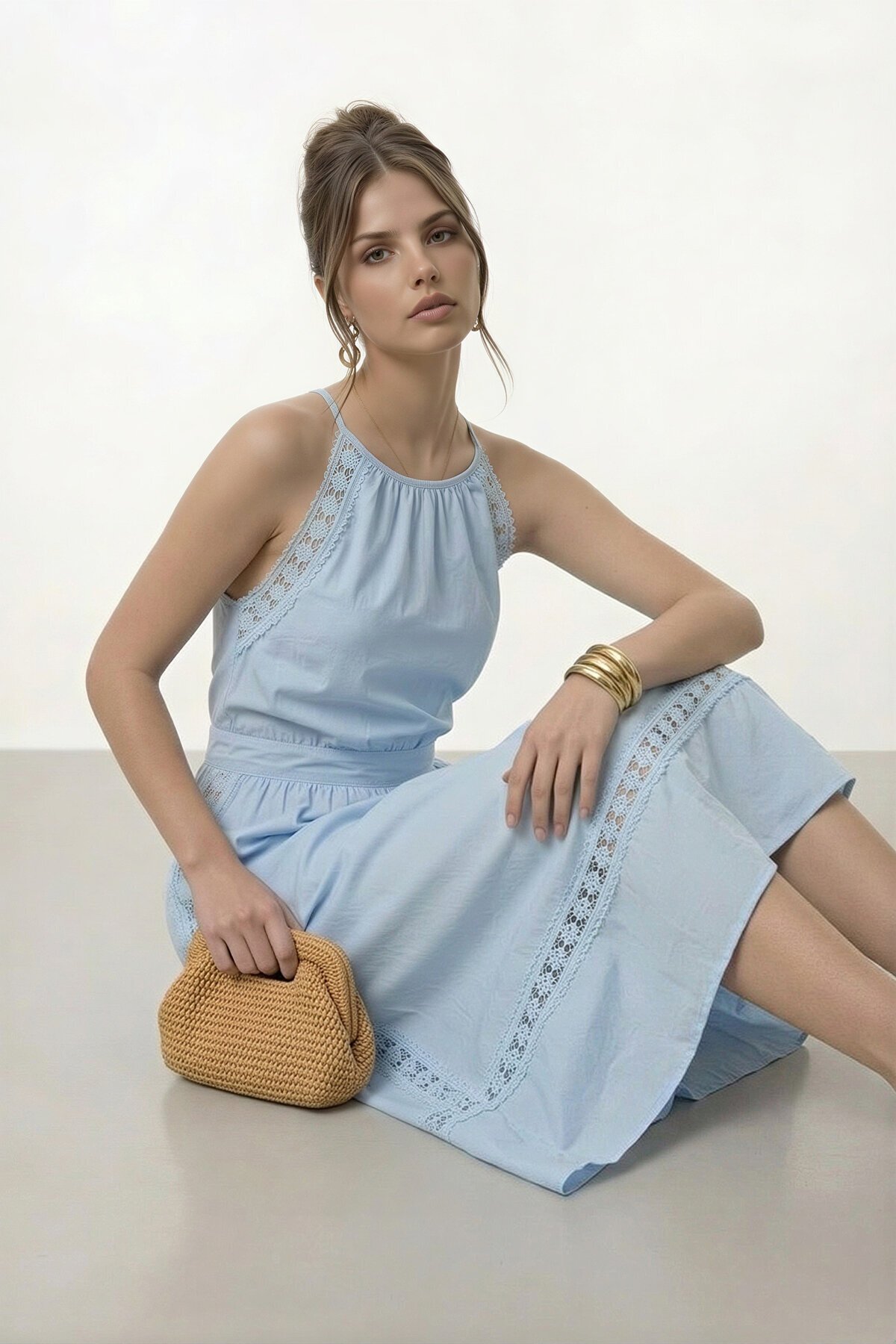 Halter Yaka Dantel Detaylı Midi Elbise