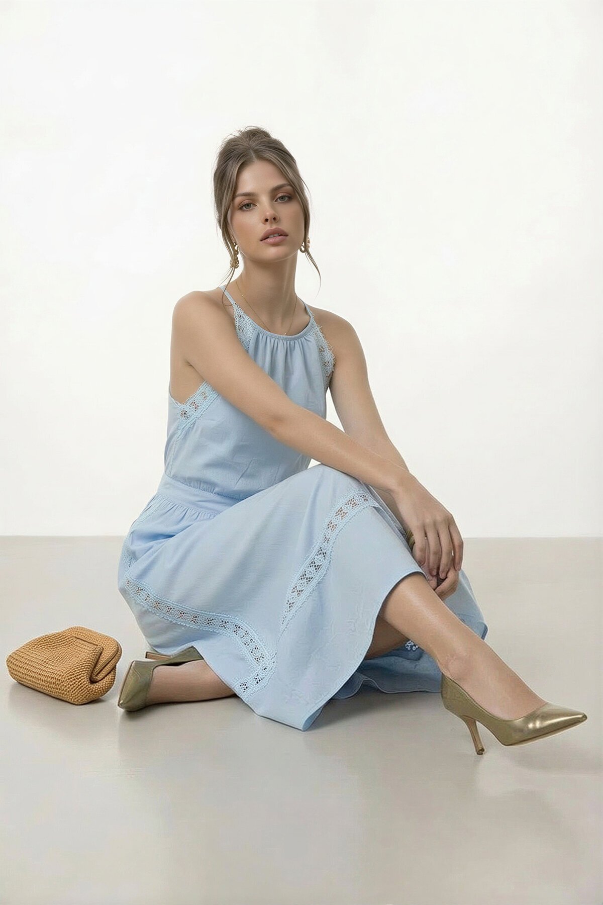 Halter Yaka Dantel Detaylı Midi Elbise