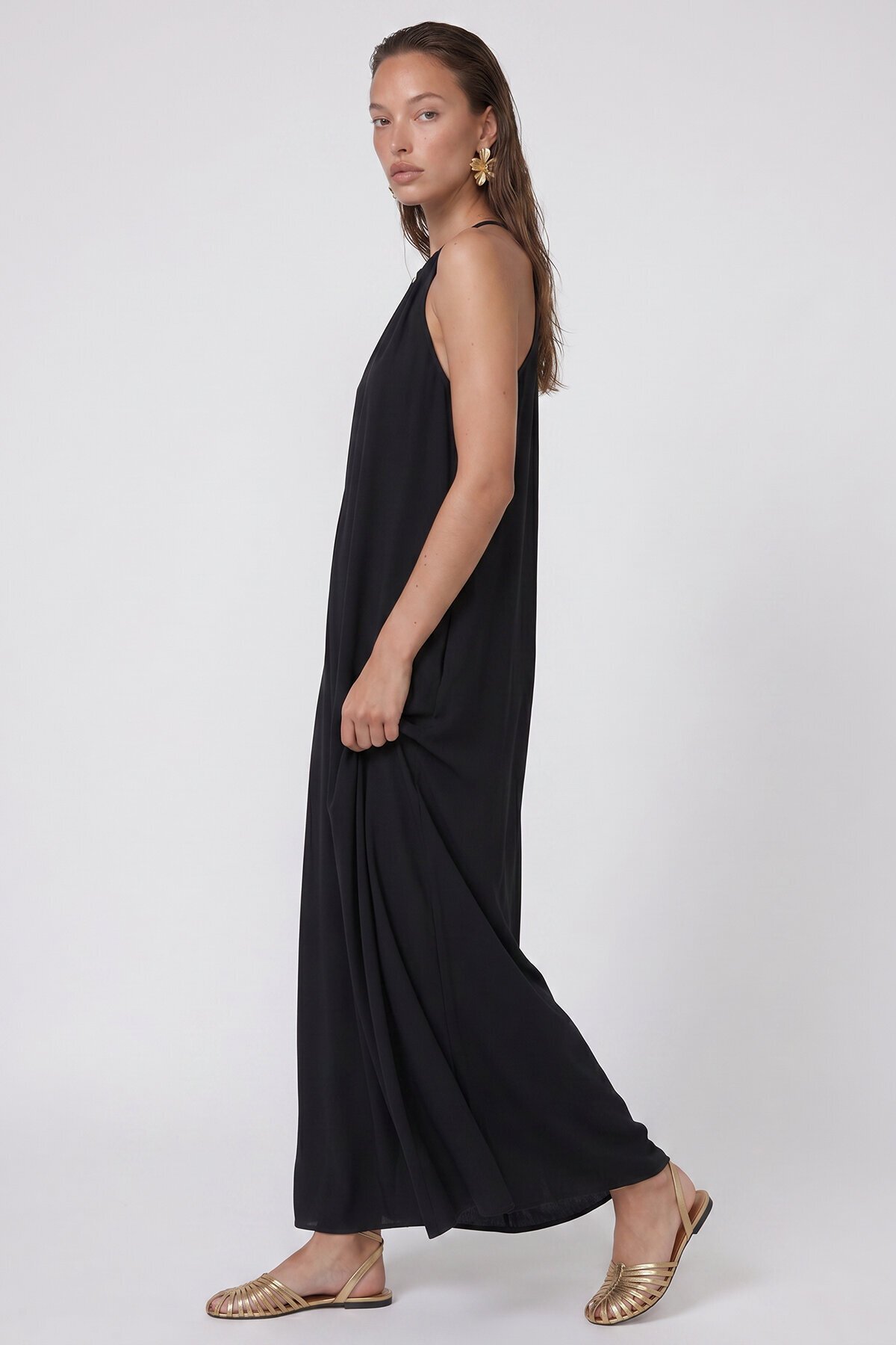 Halter Yaka Metal Detaylı Maxi Elbise