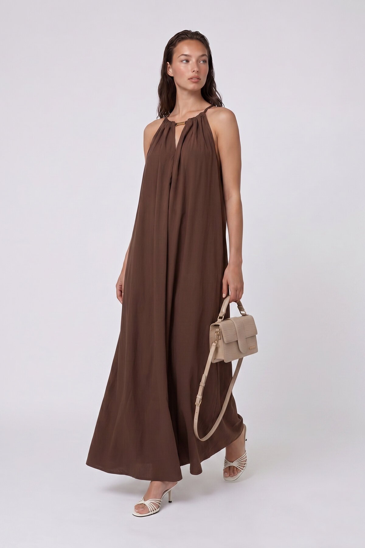 Halter Yaka Metal Detaylı Maxi Elbise