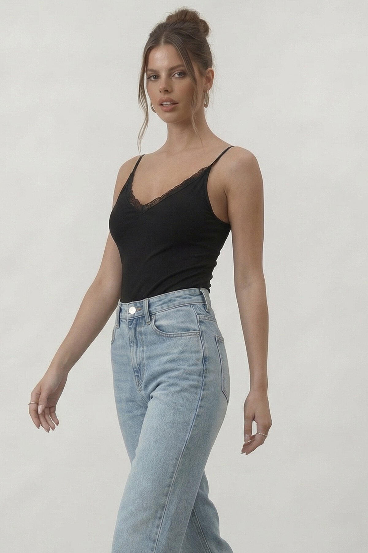 İnce Askılı Dantel Detaylı V Yaka Bluz