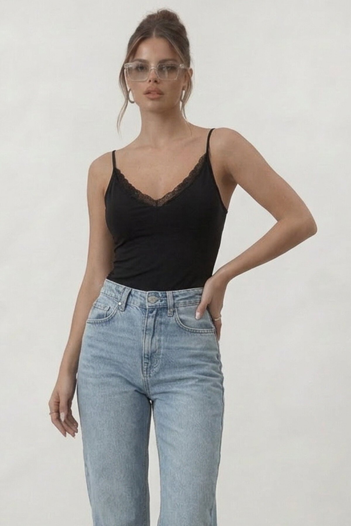 İnce Askılı Dantel Detaylı V Yaka Bluz