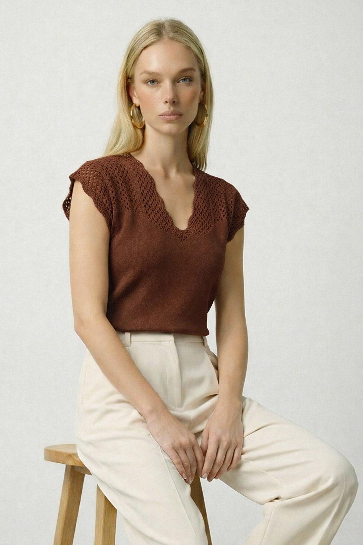 Kahverengi V Yaka Delik Ajurlu Mevsimlik Triko Bluz