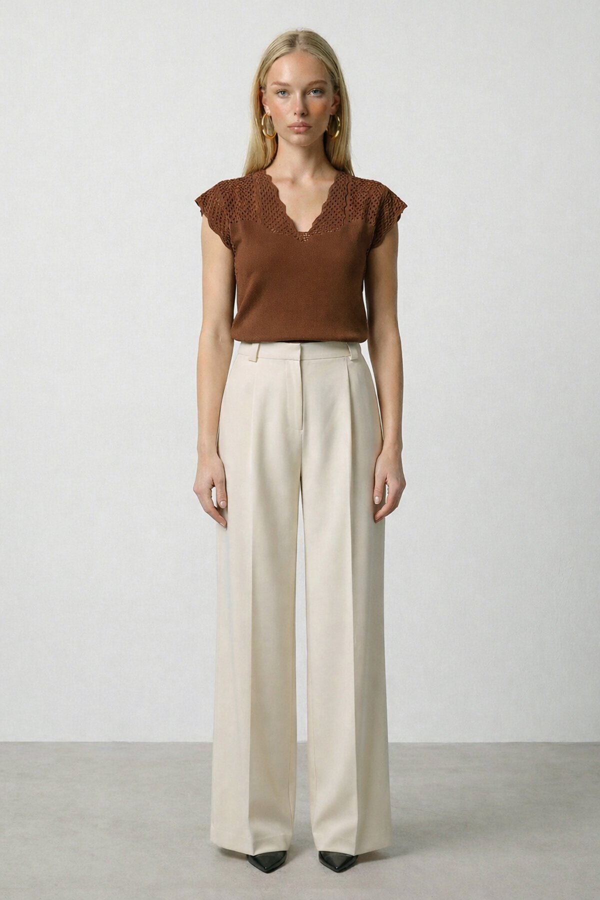 Kahverengi V Yaka Delik Ajurlu Mevsimlik Triko Bluz