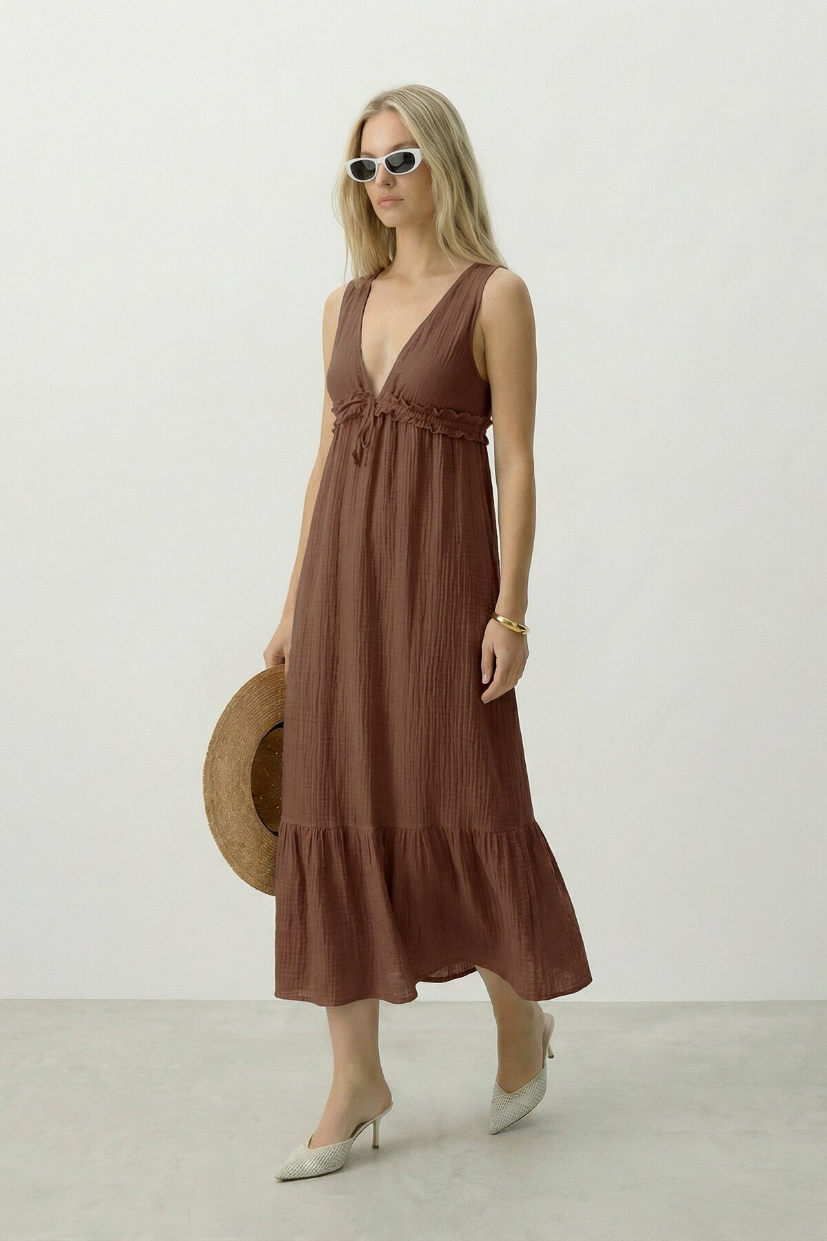 Kahverengi V Yaka Fırfır Detaylı Astarlı Müslin Elbise