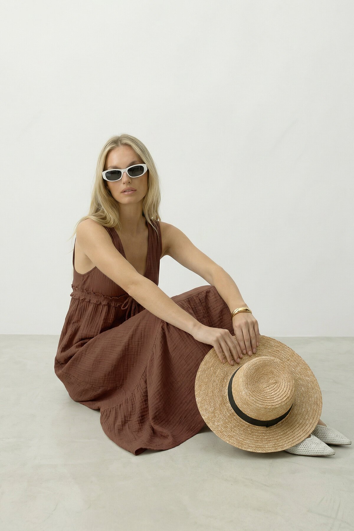 Kahverengi V Yaka Fırfır Detaylı Astarlı Müslin Elbise