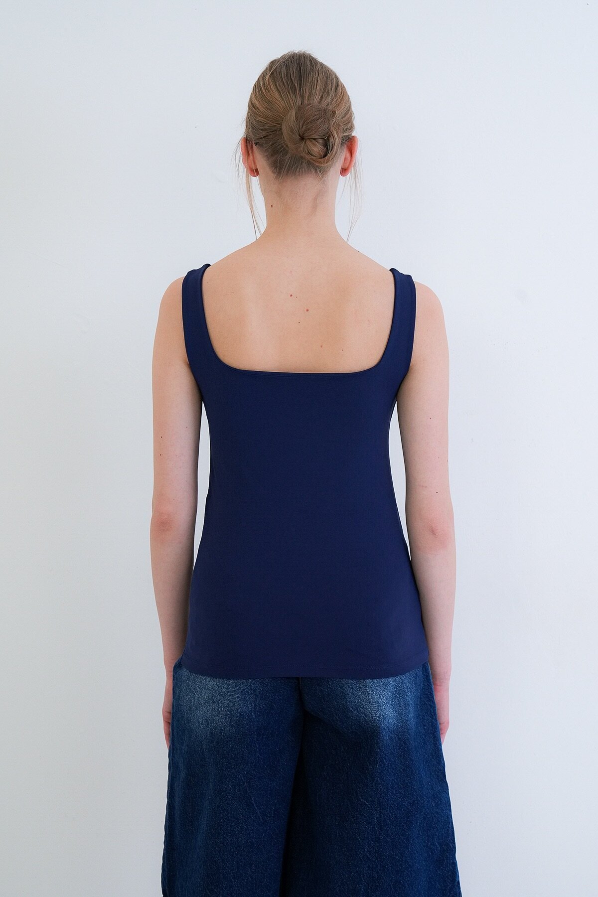 Kare Yaka İnce Askılı Sandy Kumaş Bluz