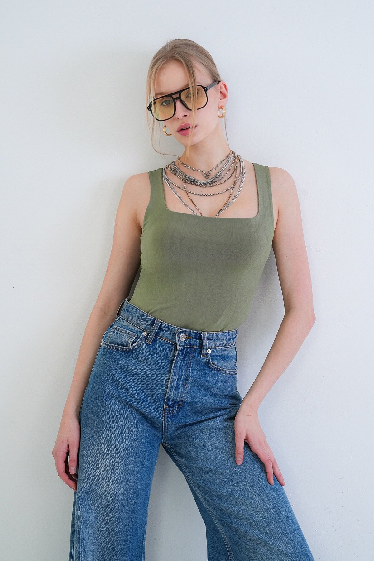 Kare Yaka İnce Askılı Sandy Kumaş Bluz