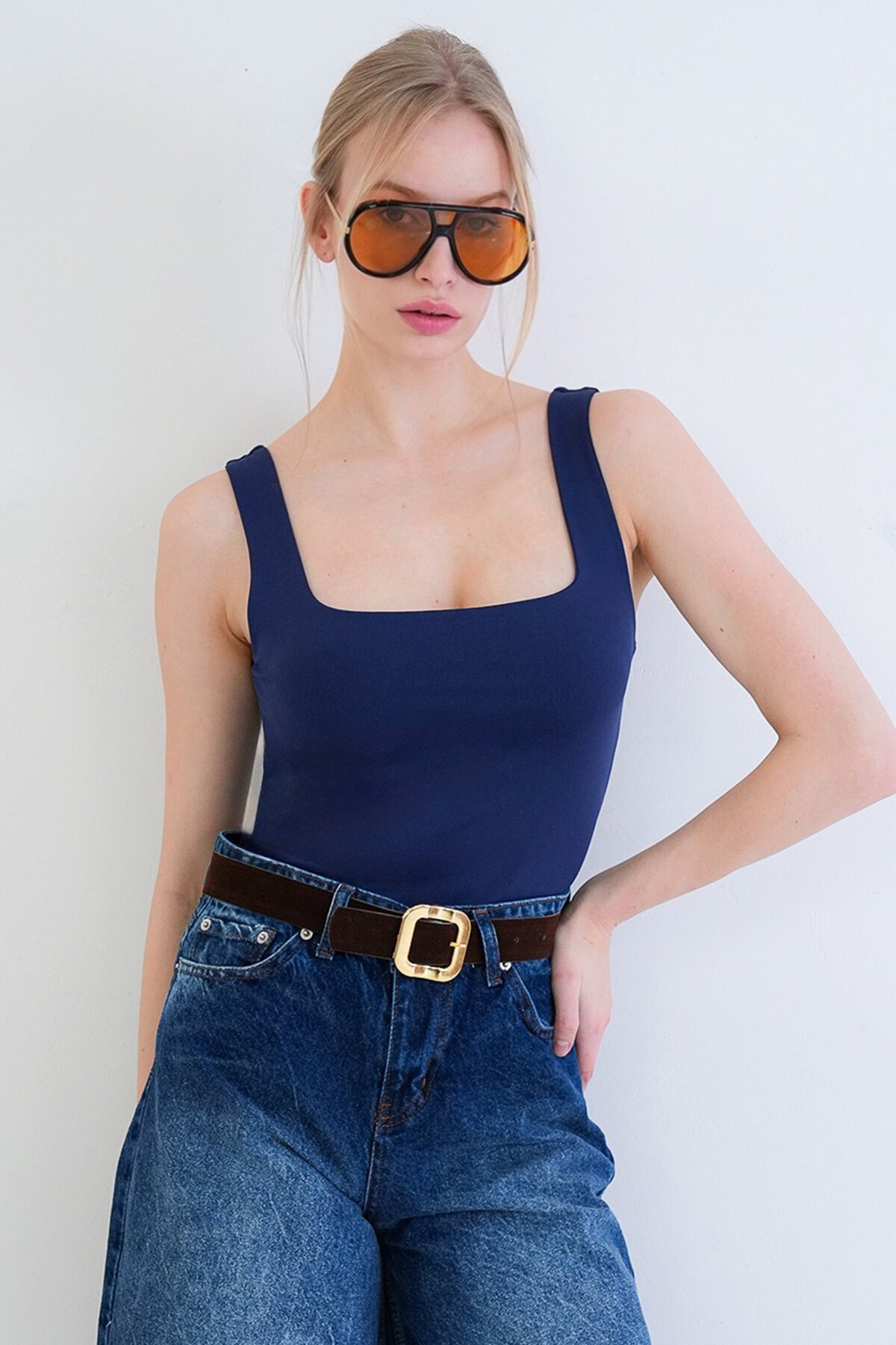 Kare Yaka İnce Askılı Sandy Kumaş Bluz