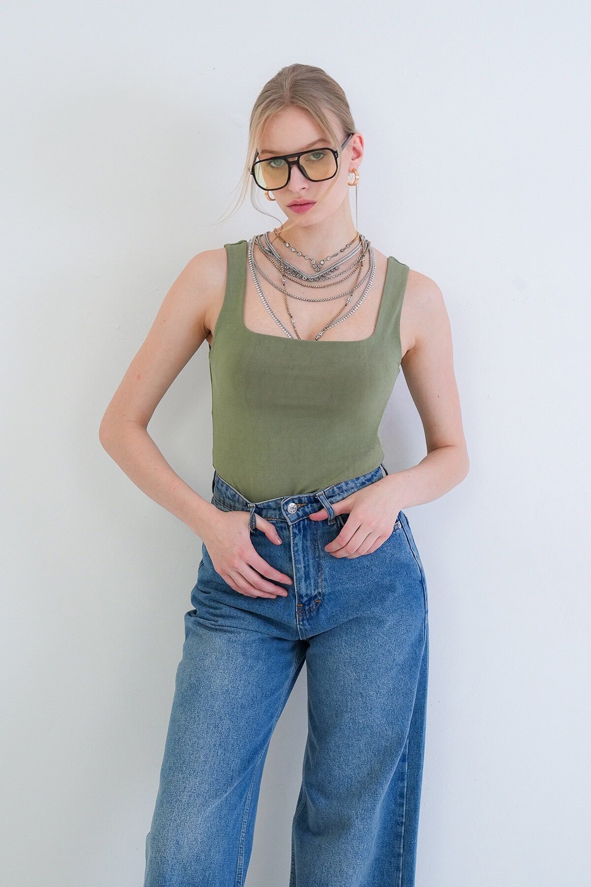 Kare Yaka İnce Askılı Sandy Kumaş Bluz