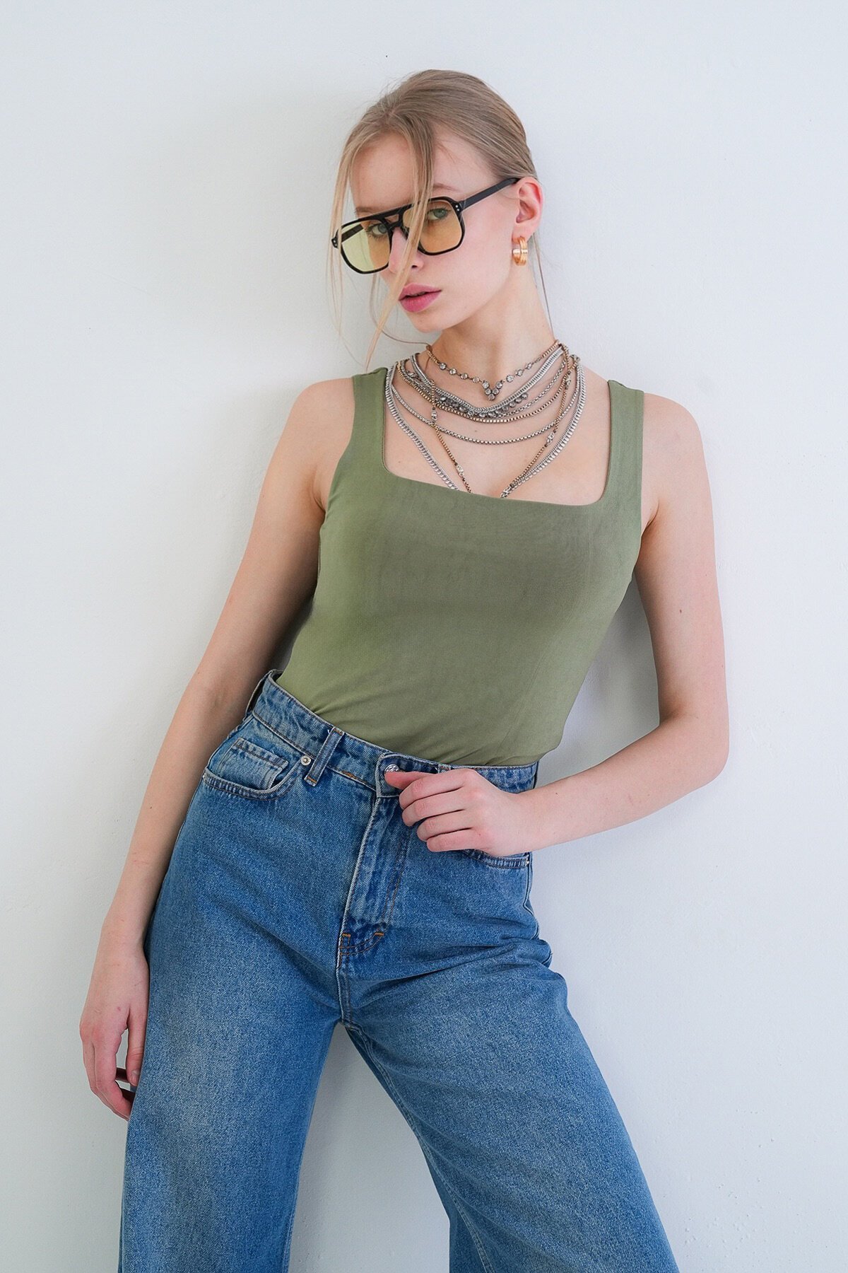 Kare Yaka İnce Askılı Sandy Kumaş Bluz