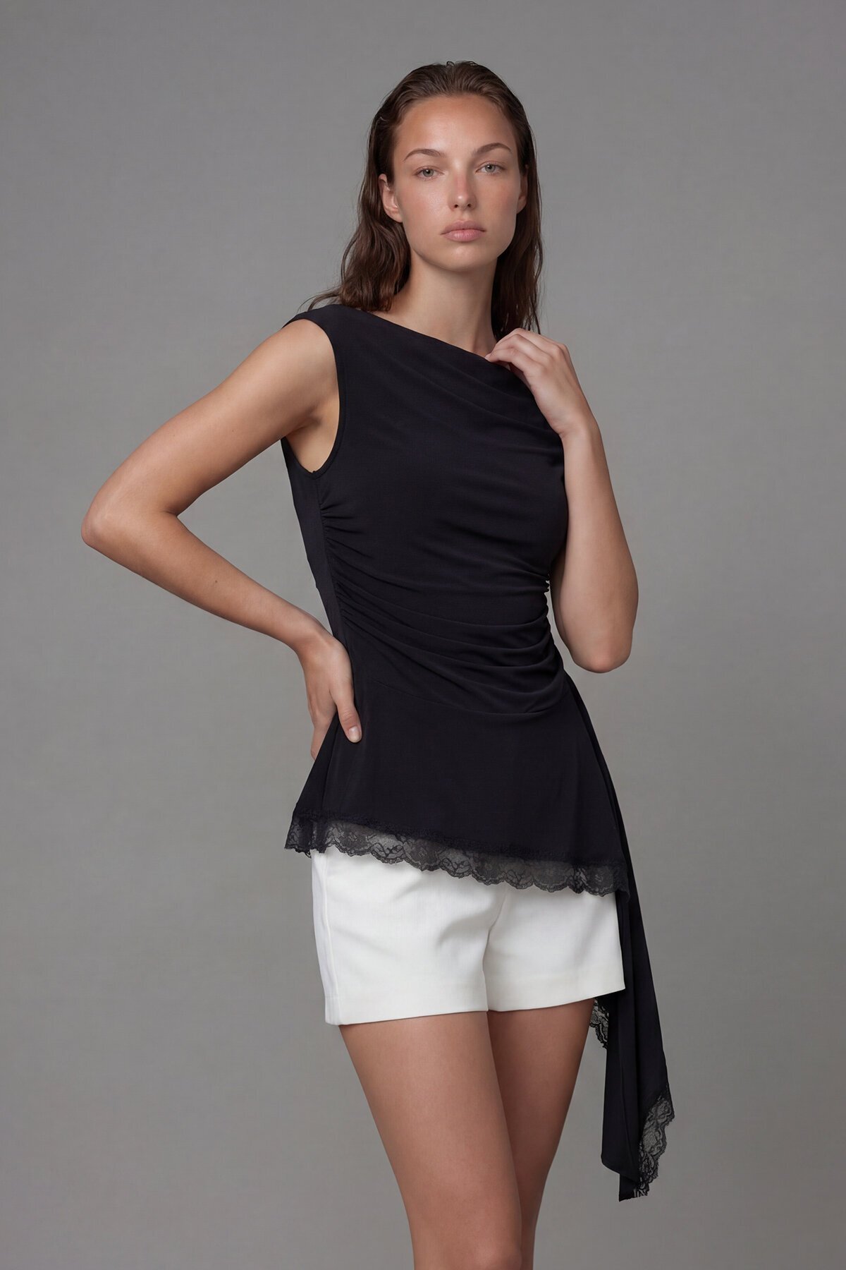 Kayık Yaka Kolsuz Dantel Detaylı Bluz