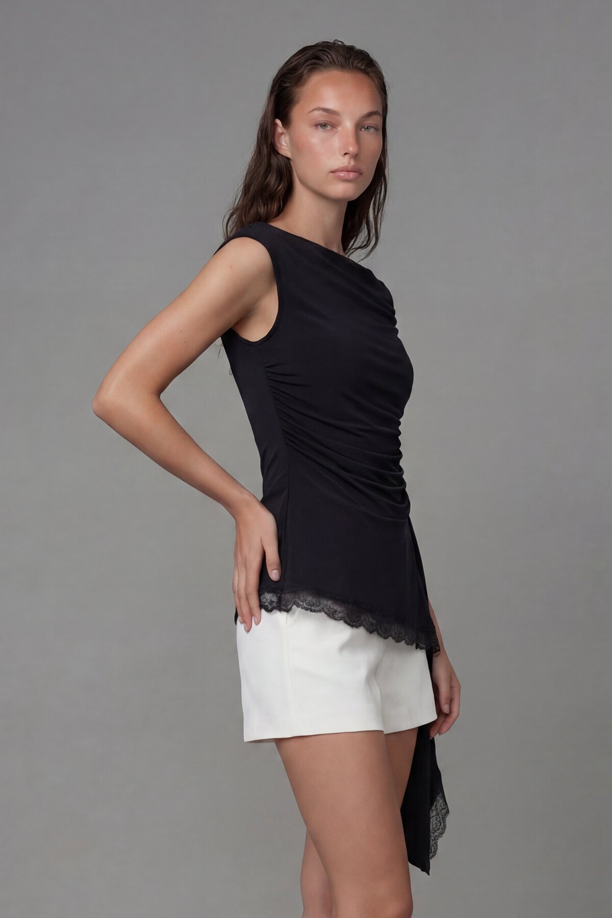 Kayık Yaka Kolsuz Dantel Detaylı Bluz