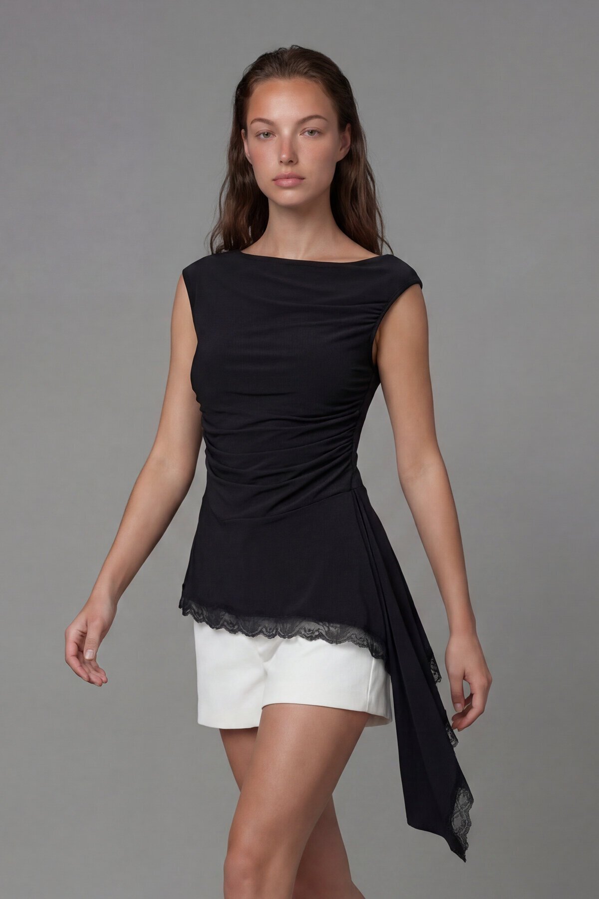 Kayık Yaka Kolsuz Dantel Detaylı Bluz