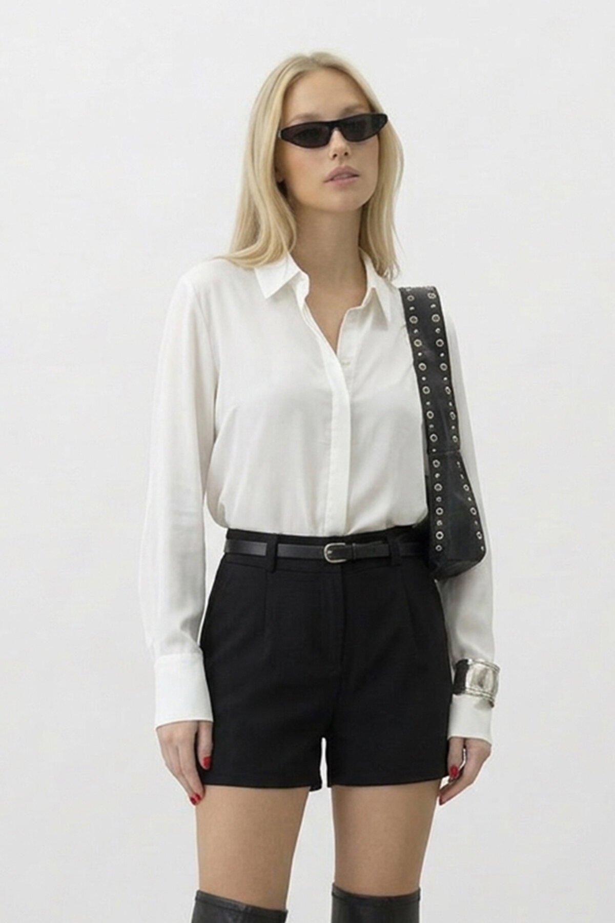 Kemer Detaylı Mini Şort