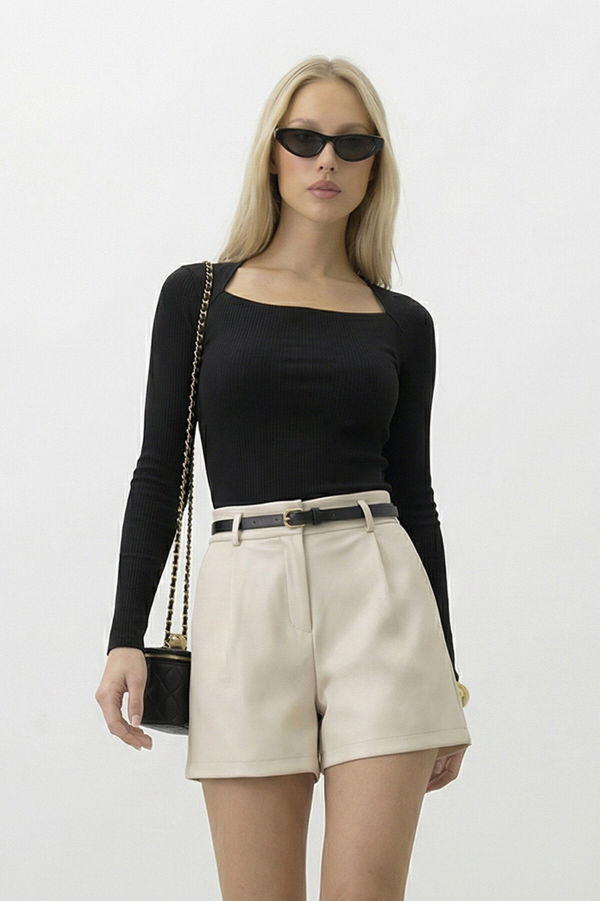 Kemer Detaylı Mini Şort