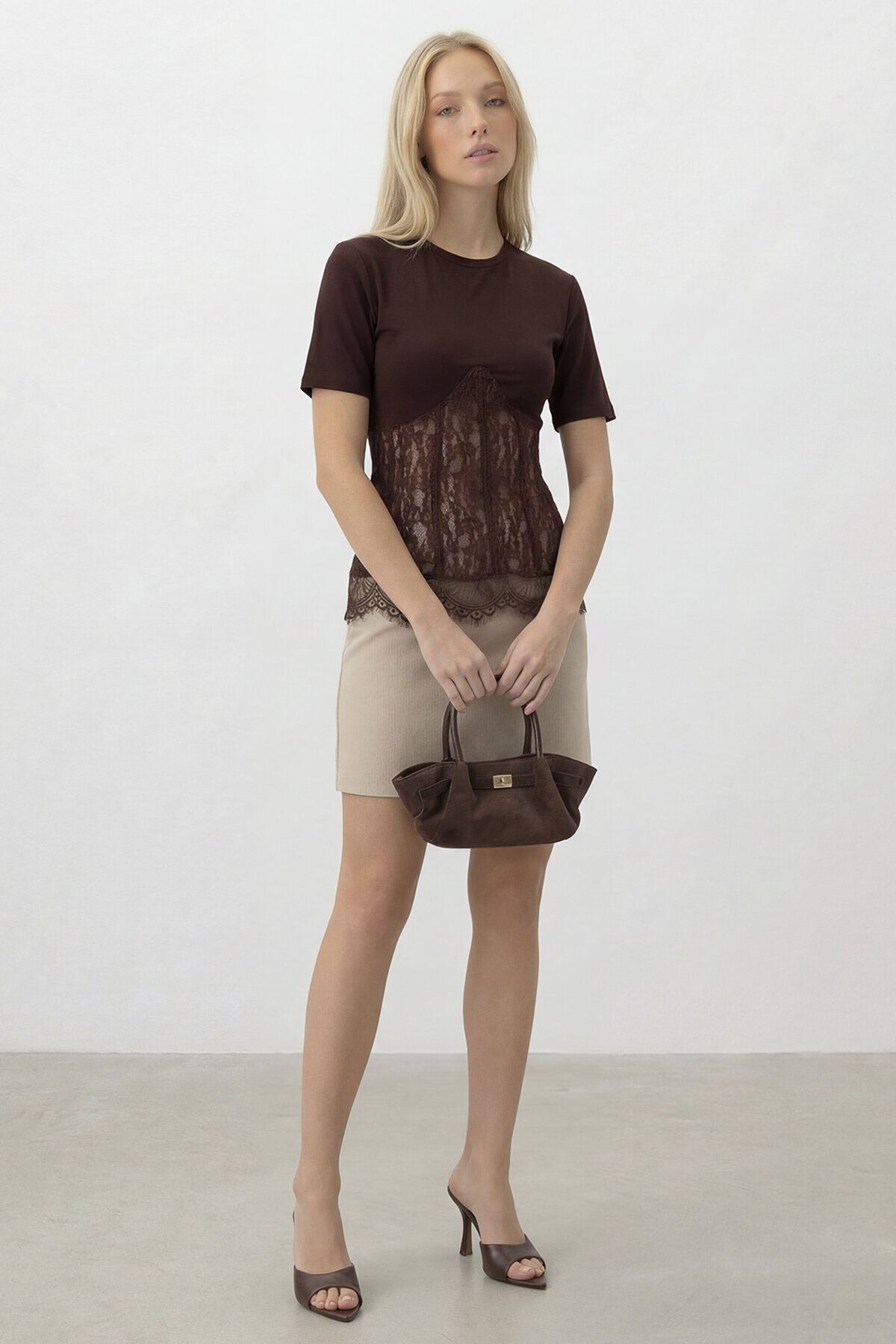 Kısa Kollu Dantel Detaylı Bluz