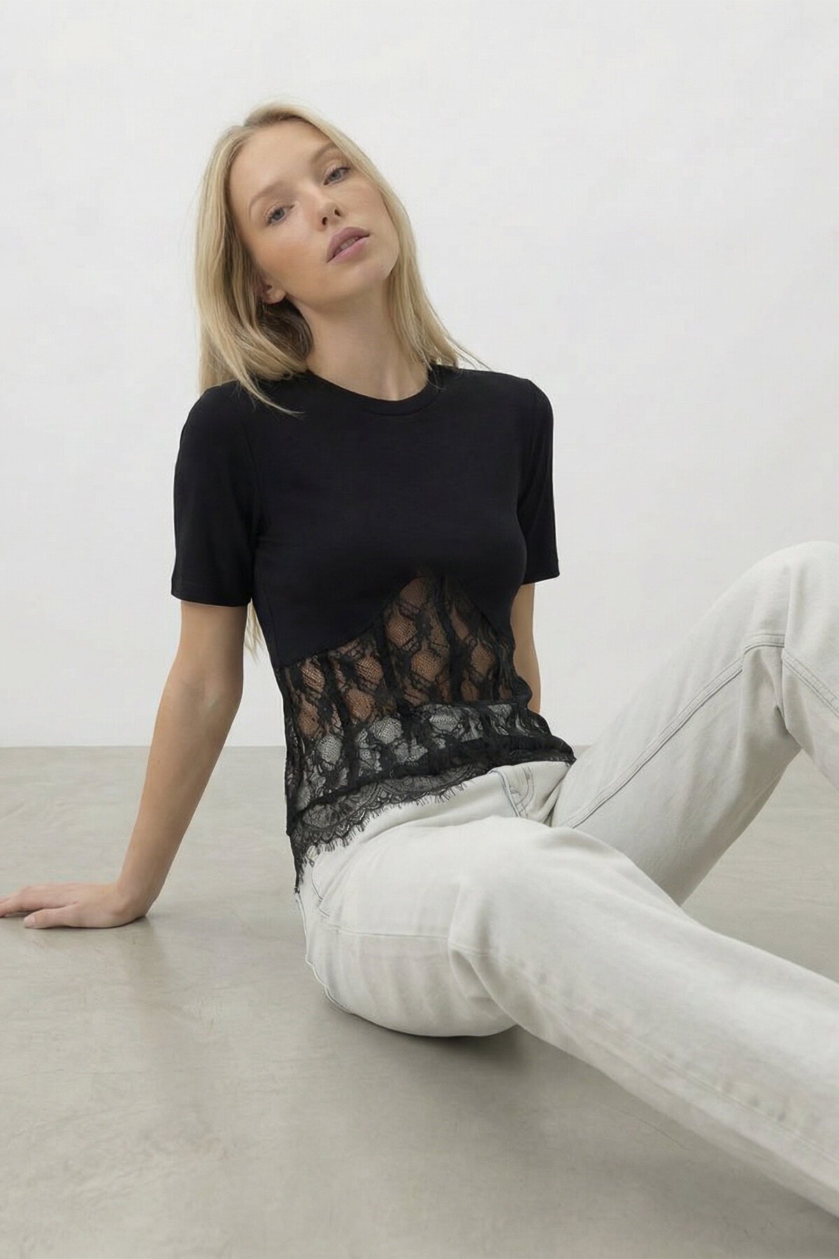 Kısa Kollu Dantel Detaylı Bluz