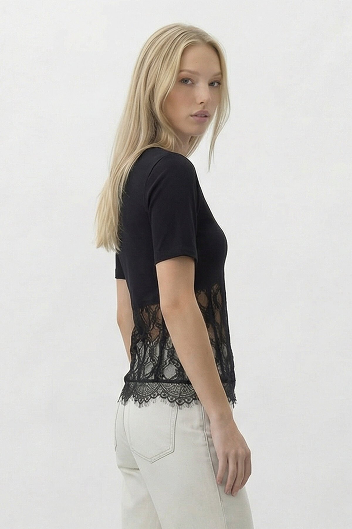 Kısa Kollu Dantel Detaylı Bluz
