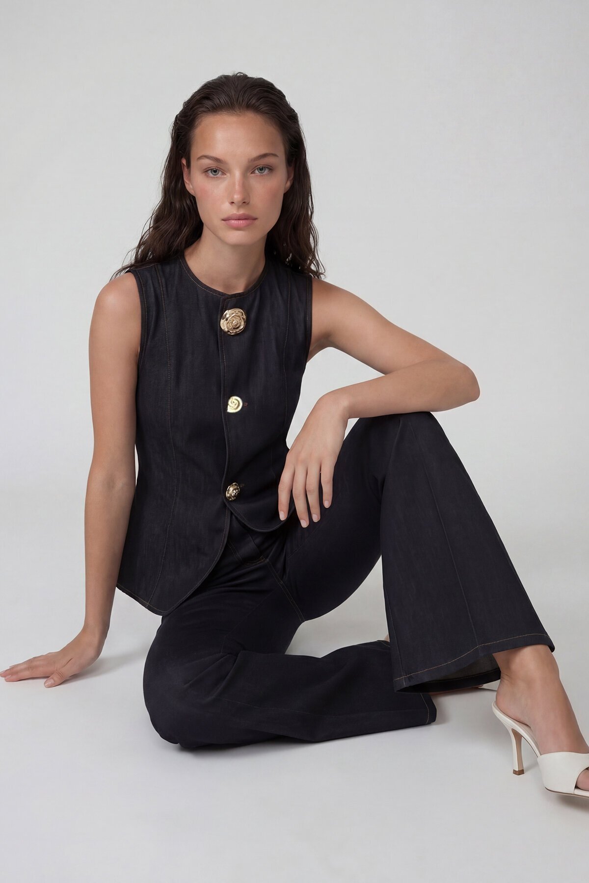 Kolsuz Düğme Detaylı Yelek Ve Denim Pantolon Takım